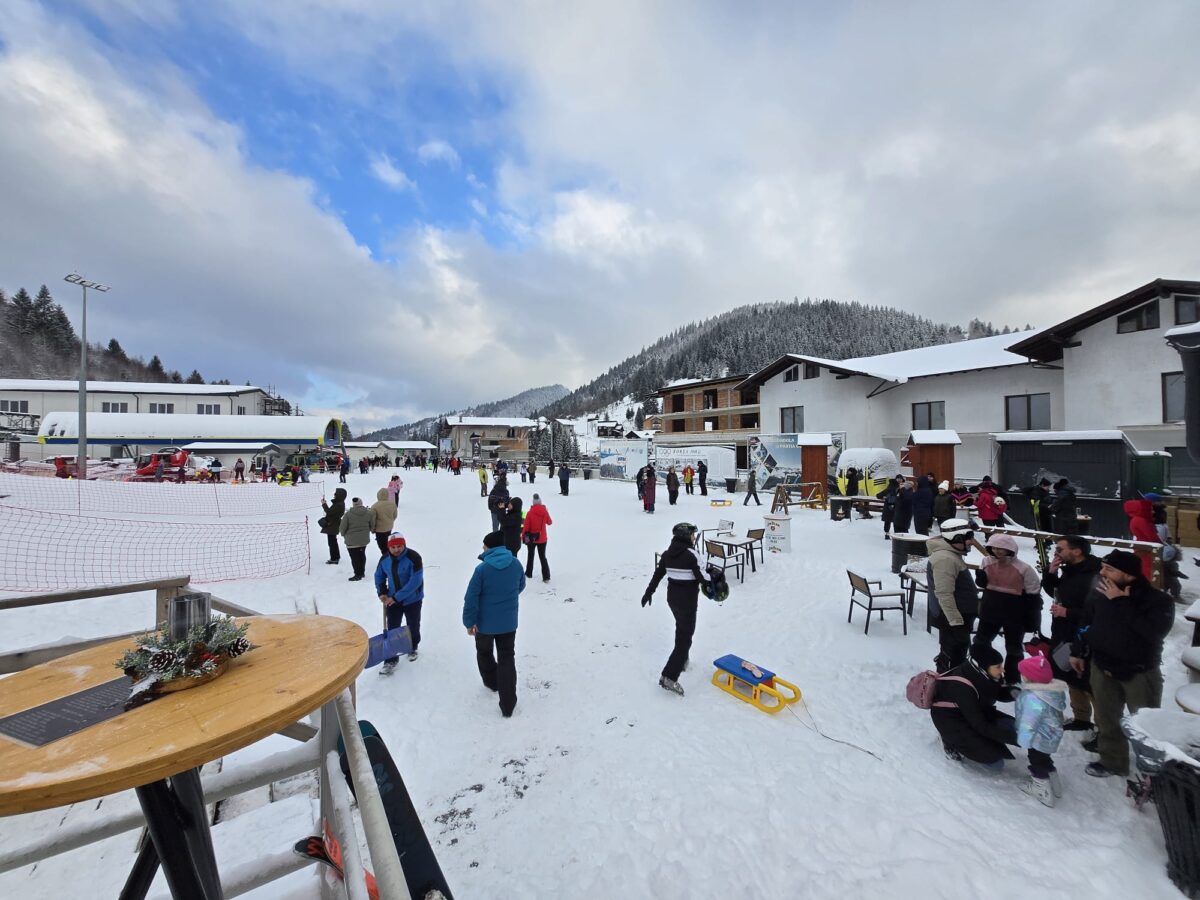 IMG-20251230-WA0020-1200x900 Se schiază la Borșa! Pârtiile sunt deschise, iar iubitorii sporturilor de iarnă au luat cu asalt stațiunea