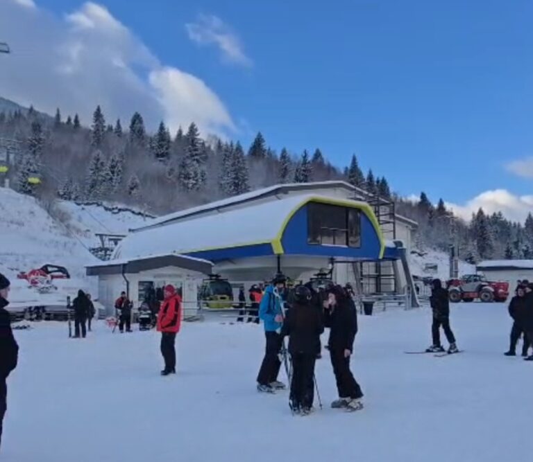 Screenshot_20251230_162056_Gallery-e1767104659873-768x667 Se schiază la Borșa! Pârtiile sunt deschise, iar iubitorii sporturilor de iarnă au luat cu asalt stațiunea