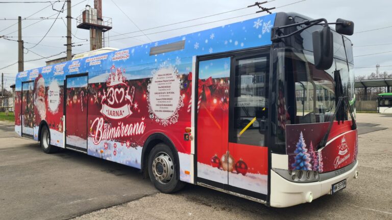 foto-1-768x432 Magie pe roți pentru cei mici: autobuzul lui Moș Crăciun aduce bucurie în Baia Mare până la final de an