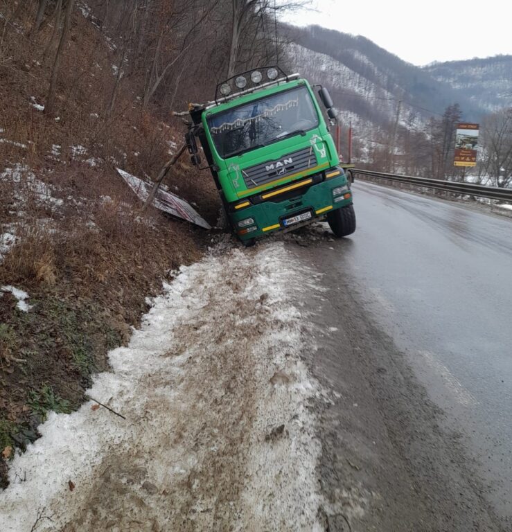 1000191565-739x768 Atenție, șoferi! Bolovan căzut pe carosabil pe DJ 186, incident în zona Mănăstirii Bârsana