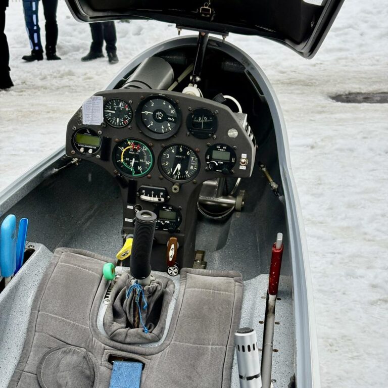 618472879_1522512419880013_6543633325980969714_n-768x768 Aviația prinde aripi în școli: planor de performanță, expus la Colegiul „Gheorghe Șincai” Baia Mare