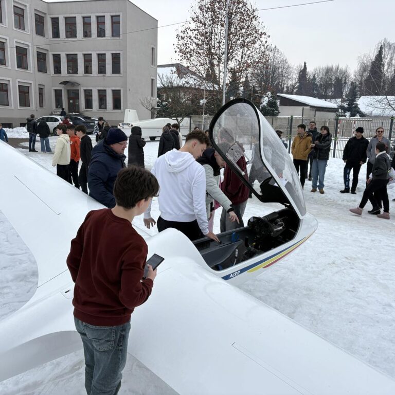 618917254_1522512416546680_3874450076231569093_n-768x768 Aviația prinde aripi în școli: planor de performanță, expus la Colegiul „Gheorghe Șincai” Baia Mare