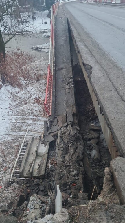 unnamed-1-5-432x768 S-a prăbușit partea pietonală a Podului ”Danova” din Vișeu de Jos spre Bocicoiel! O grindă marginală a CEDAT! Circulația rutieră, închisă pe DJ188 în zona podului peste râul Vișeu, la Vișeu de Jos începând din această seară