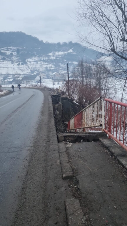 unnamed-28-432x768 S-a prăbușit partea pietonală a Podului ”Danova” din Vișeu de Jos spre Bocicoiel! O grindă marginală a CEDAT! Circulația rutieră, închisă pe DJ188 în zona podului peste râul Vișeu, la Vișeu de Jos începând din această seară