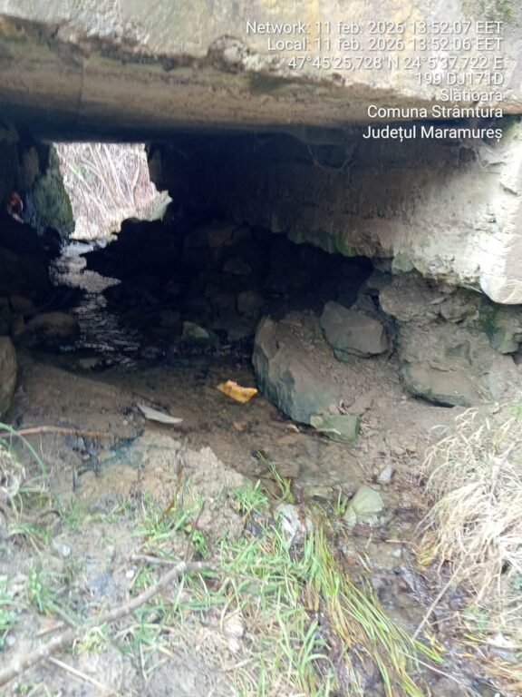 1000196164-576x768 Podeț aproape de prăbușire pe DJ186D, în sat Slătioara, comuna Strâmtura! Autoritățile intervin de urgență!