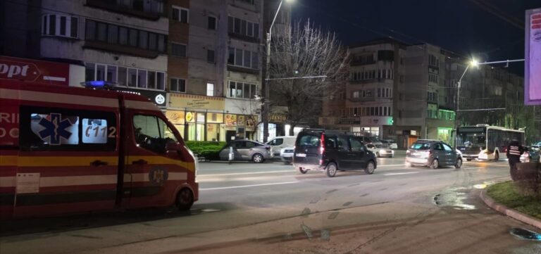 1000196916-768x361 Coliziune între autoturism și autobuz în Baia Mare: un șofer a fost descarcerat