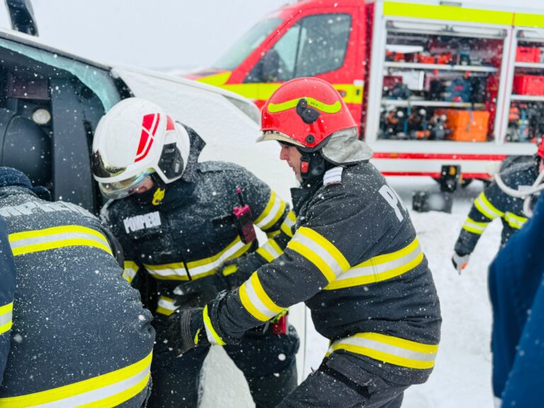 1000198287-768x576 Galerie FOTO. Microbuz răsturnat în afara carosabilului, 16 persoane implicate, o victimă a ajuns la spital