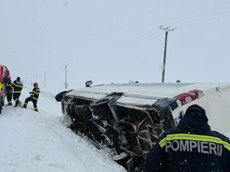 1000198291-768x576 Galerie FOTO. Microbuz răsturnat în afara carosabilului, 16 persoane implicate, o victimă a ajuns la spital