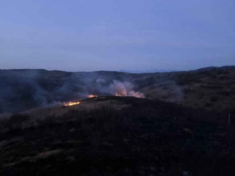 657406268_122173113944773015_3328535548360942718_n-1-768x576 Incendiu puternic la Fântânele. Aproximativ 9 hectare de vegetație au ars
