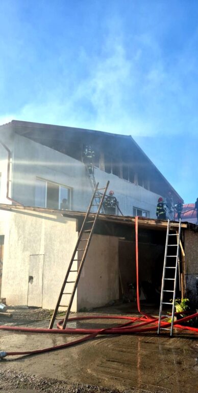 1000215570-388x768 GALERIE FOTO. Incendiu la un spațiu comercial din Copalnic Mănăștur. Intervenție de amploare a pompierilor