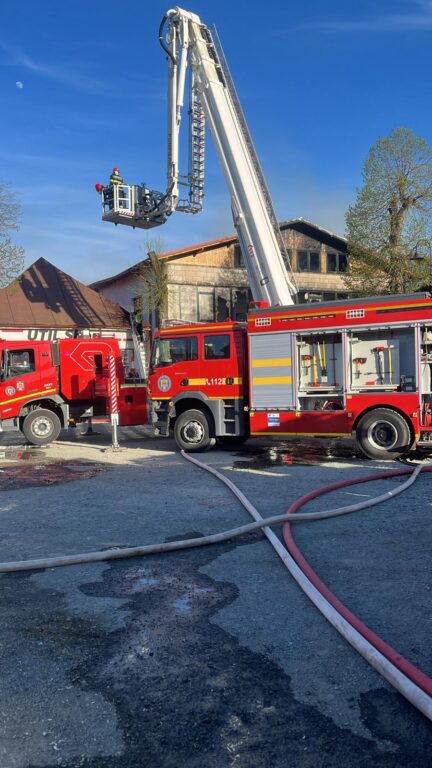 1000215574-432x768 GALERIE FOTO. Incendiu la un spațiu comercial din Copalnic Mănăștur. Intervenție de amploare a pompierilor
