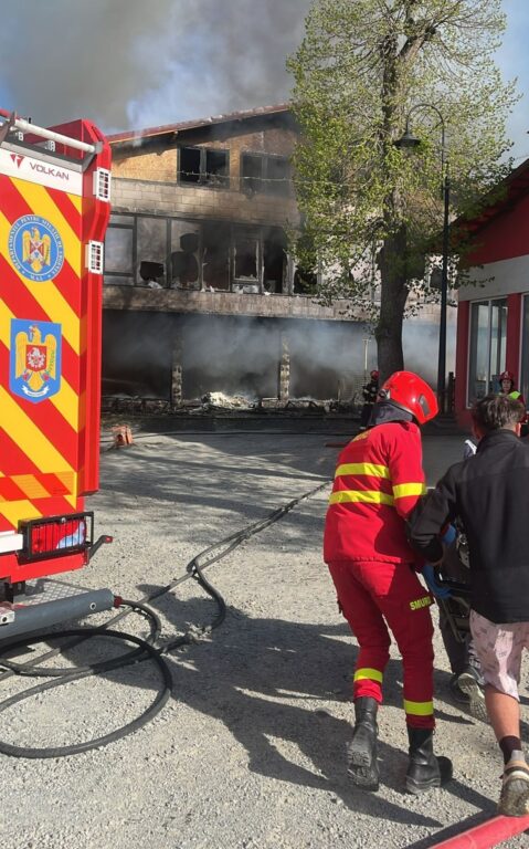 1000215577-479x768 GALERIE FOTO. Incendiu la un spațiu comercial din Copalnic Mănăștur. Intervenție de amploare a pompierilor