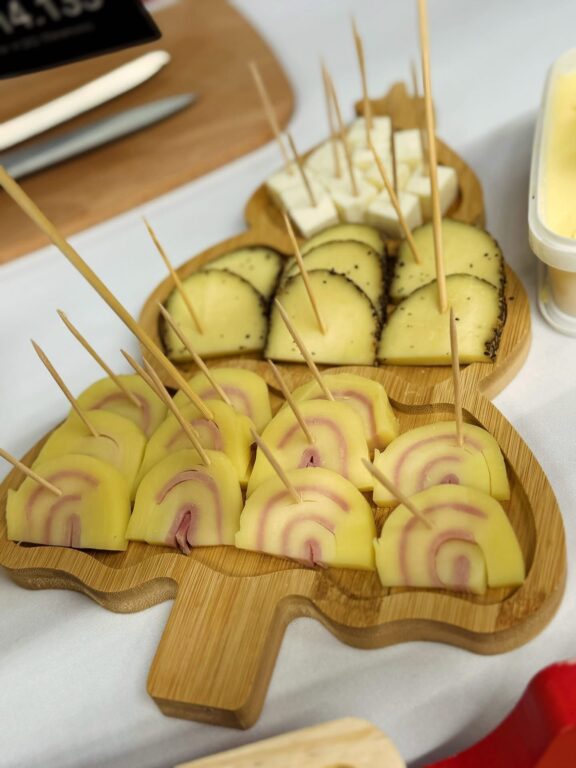 662117156_1495720632220854_2285360728880529114_n-576x768 Degustare de produse locale la Baia Mare. Lactate naturale din Maramureș, în Carrefour