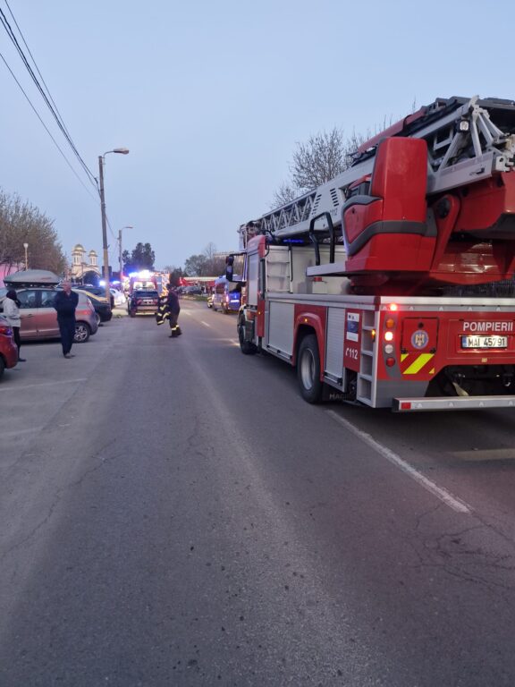 671282841_1384759200351803_2310040231121512524_n-576x768 GALERIE FOTO. Incendiu puternic la un bloc social din Constanța. Planul Roșu de intervenție, activat