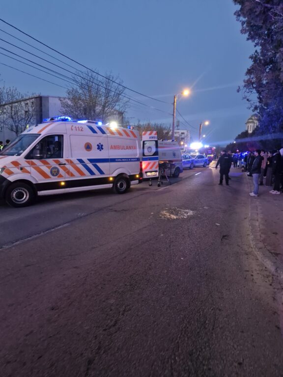 671631028_1384759210351802_7995513697250630669_n-576x768 GALERIE FOTO. Incendiu puternic la un bloc social din Constanța. Planul Roșu de intervenție, activat