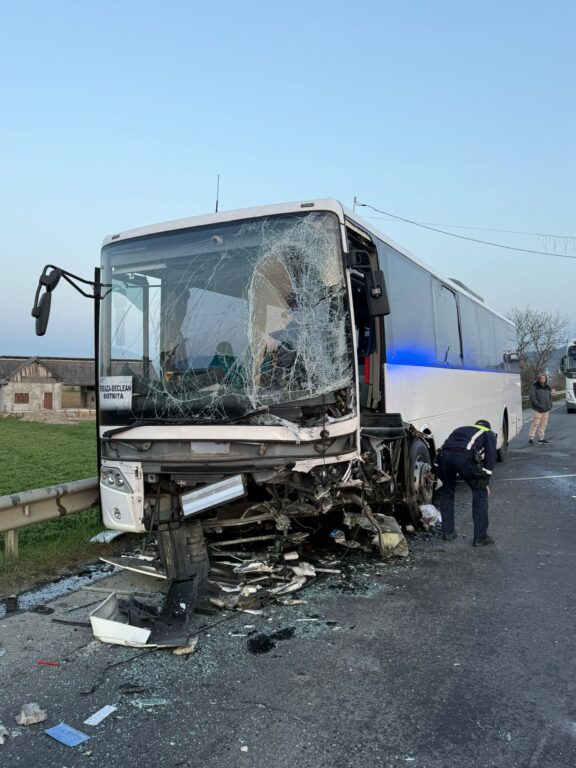 671855777_1364347665714398_5404539680897888203_n-576x768 GALERIE FOTO. Accident grav pe DN17, în județul Bistrița-Năsăud: un bărbat a murit, doi răniți după impactul cu un autobuz