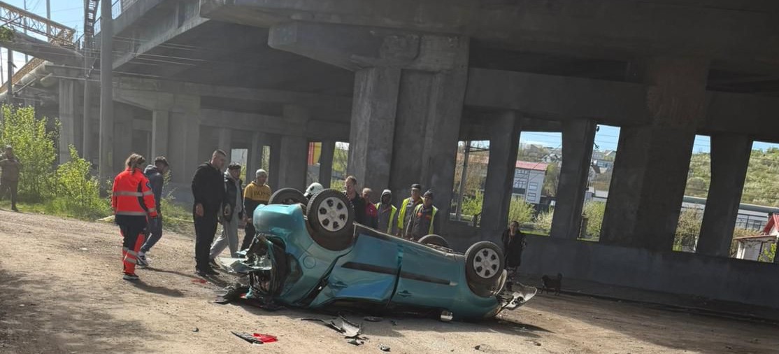 678580026_1802497101102808_8959658295431838864_n Galerie FOTO. Accident șocant! Mașină căzută de pe o pasarelă după impactul cu un camion