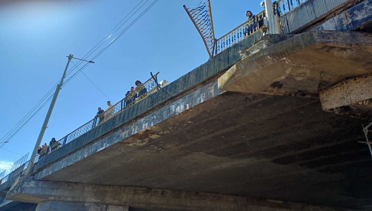 678649850_1373622951456916_469781001622935560_n Galerie FOTO. Accident șocant! Mașină căzută de pe o pasarelă după impactul cu un camion